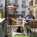 Franco geniesst auf der Plaza del Ayuntamento bei der Hotel Bar ein Rosado