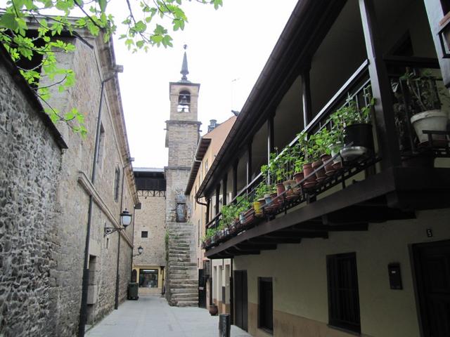 kleine Gasse in der Altstadt, die eine Vielzahl von Bars, Restaurants und Übernachtungsmöglichkeiten aufweist