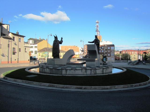 vorbei an den Statuen von Osmundo, Bischof von Astorga und König Ferdinand II, verlassen wir Ponferrada