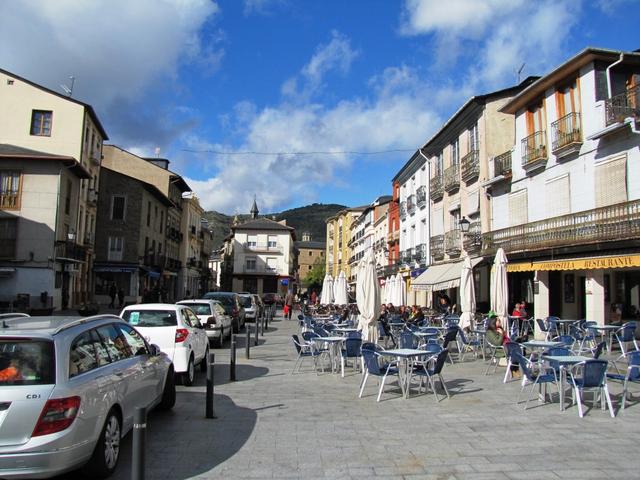 wir laufen zum Dorfplatz von Villafranca del Bierzo