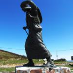 bei der Passhöhe Alto de San Roque, besuchen wir die Pilgerstatue, die sich gegen den Wind stemmt
