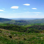 sehr schönes Breitbildfoto mit Blick Richtung Triacastela, das sich unten im Tal befindet