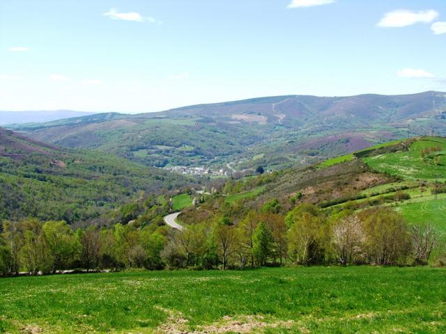 bei einer Wiese mit Blick auf Triacastela haben wir eine kleine Pause eingelegt