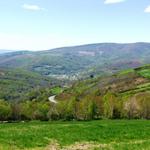 bei einer Wiese mit Blick auf Triacastela haben wir eine kleine Pause eingelegt