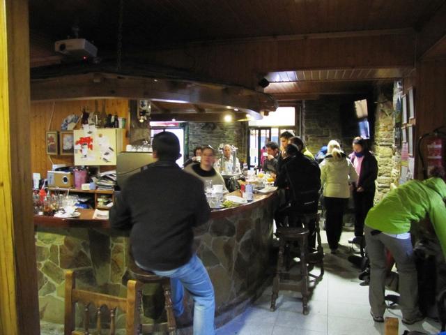die Bar im "Complexo Xacobeo" wie immer zur Morgenzeit überfüllt von Pilger