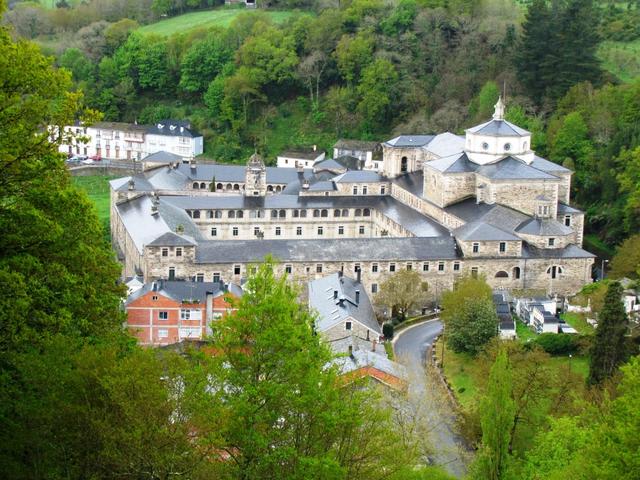 plötzlicht erscheint vor uns das Monasterio de San Julián y Santa Basilisa, oder einfach Monasterio de Samos