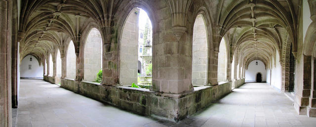 wir betreten nun der claustro de las Nereidas, Kreuzgang der Wassergeister. Sehr schönes Breitbildfoto