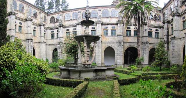 4 grosse Wassernymphen mit zur Schau gestellten grossen Brüsten. Und das in einem Kloster!!