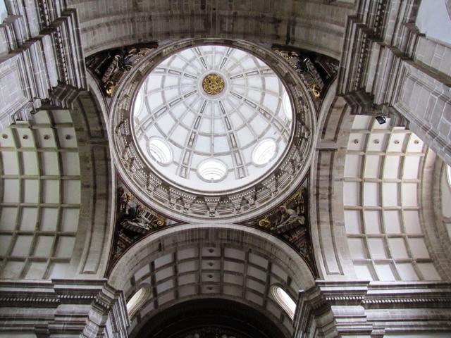 Blick hinauf zur Decke der grossen Klosterkirche