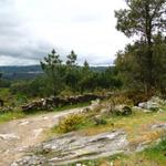 Blick von der Hochebene in das Tal des Río Miño. Dort unten befindet sich Portomarin