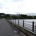 auf der Brücke die den Embalse de Belesar überspannt