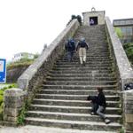 über diese Treppe und Brückenbogen der alten Brücke über den Río Miño geht es direkt in die Altstadt