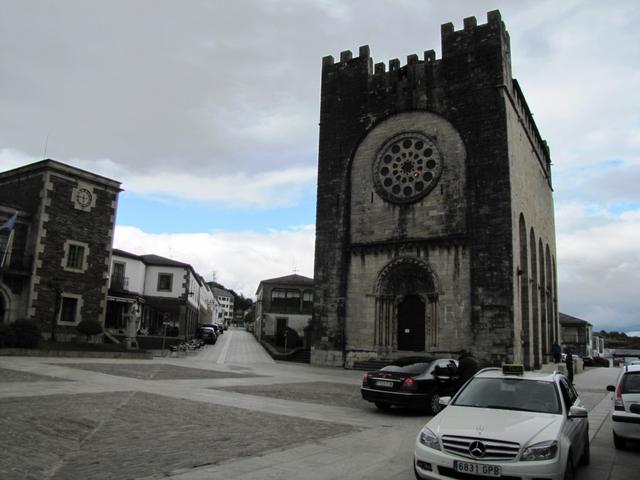 die Wehrkirche San Nicolás 12. Jh. ist Werk eines Schülers des Meisters Mateo, Schöpfer der Portica de la Gloria