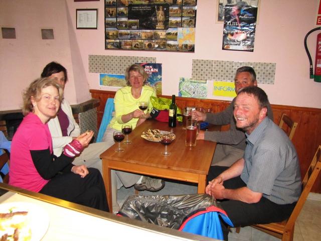 Rita, Annemarie, Helmut, Pepp und Mäusi in der winzigen Pizzeria (ein Tisch) beim Apéro