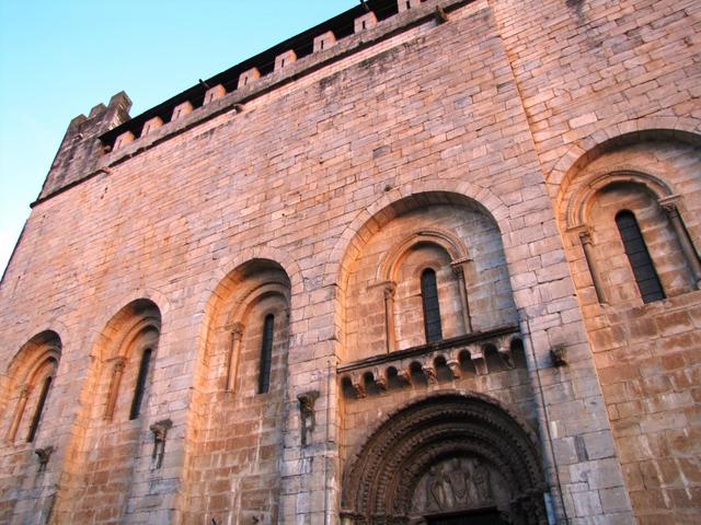 die Wehrkirche San Nicolás 12. Jh. erstrahlt in der aufgehender Sonne