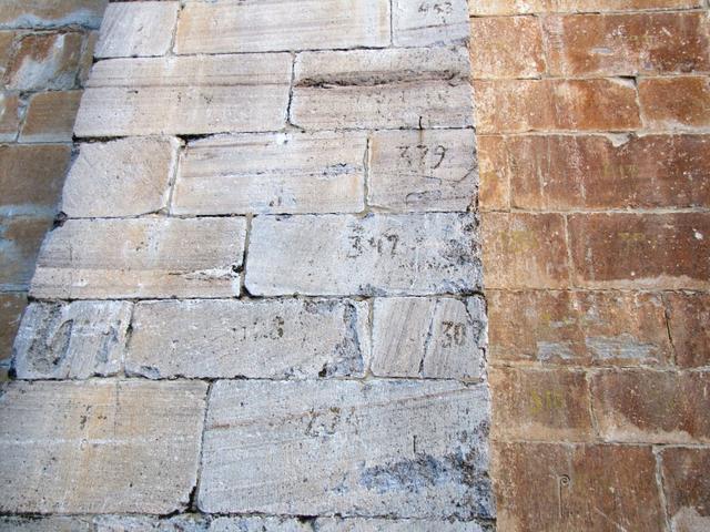 an der Fassade sind noch die Nummern ersichtlich, die jeder Stein erhielt, als die Kirche hier verschoben wurde