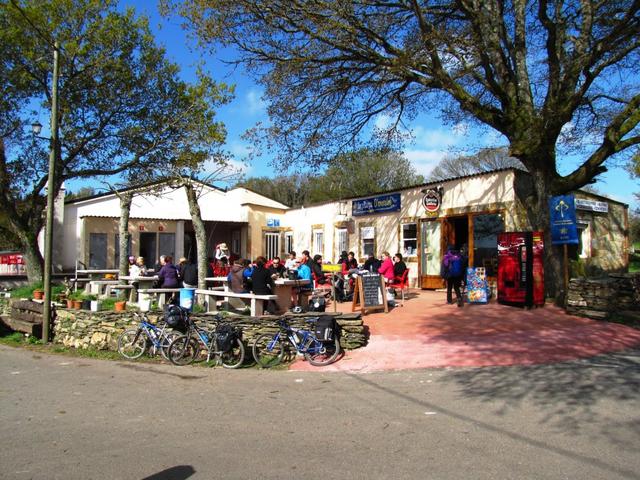 kleine Pause bei der Albergue Ventas O'Cruceiro in Ventas de Narón