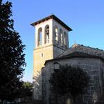 die Iglesia San Tirso in Palas de Rei leuchtet in der Morgensonne