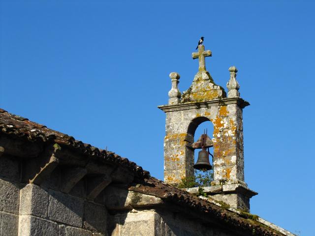 Glockenturm der kleinen Kirche mit Elster