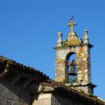 Glockenturm der kleinen Kirche mit Elster