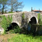 eine schöne Mittelalterliche Brücke führt über den Río Furelos