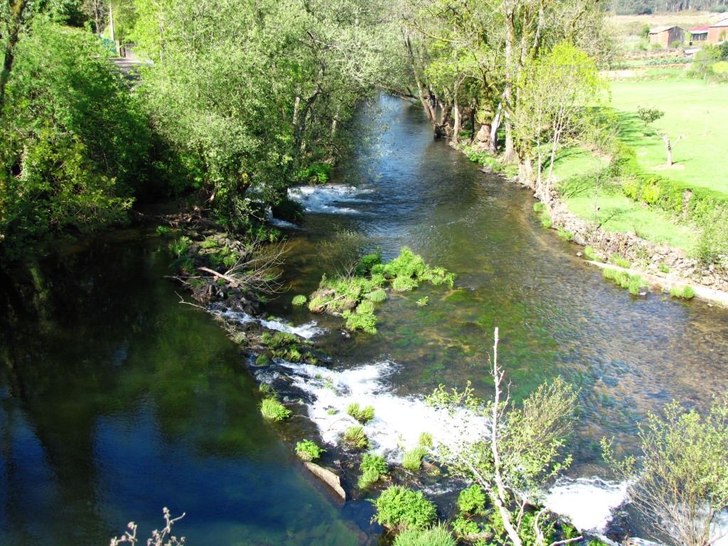 unter uns fliesst der Río Furelos Richtung Atlantik