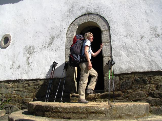 Mäusi beim Eingang der Kirche San Xoán. Die Kirche besitzt ein spezielles Kruzifix