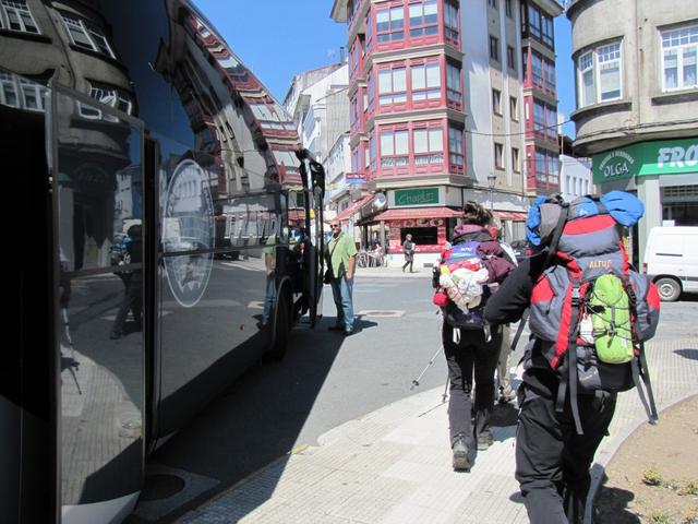 an diversen Touristenbusse vorbei, verlassen wir die Pulpería Exequiel