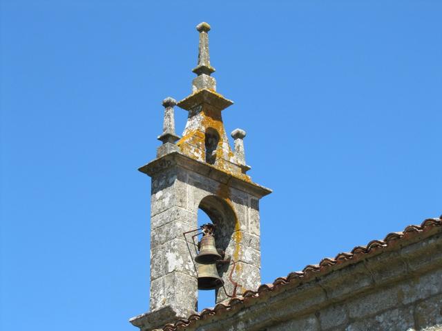 Blick hinauf zum kleinen aber schönen Glockenturm der Kirche Santa María