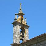Blick hinauf zum kleinen aber schönen Glockenturm der Kirche Santa María