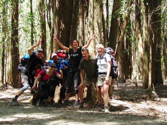 Pilgerfoto im Eukalyptuswald: Michael, Susi, Lorenzo, Ulrike, Franco und Mäusi