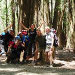 Pilgerfoto im Eukalyptuswald: Michael, Susi, Lorenzo, Ulrike, Franco und Mäusi