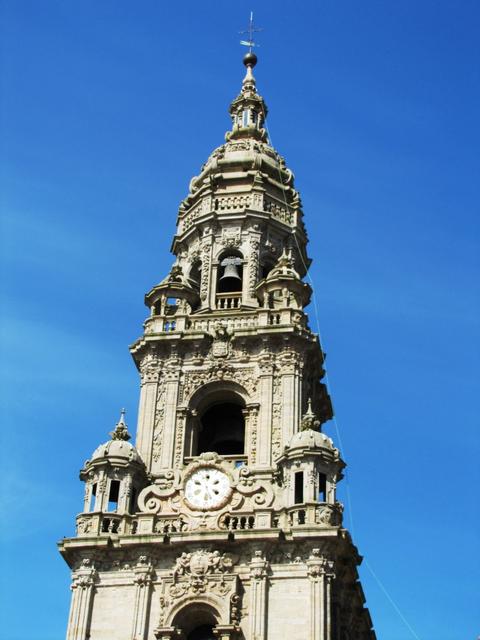 72m hoch erhebt sich der barocke Glockenturm Torre do Reloxo