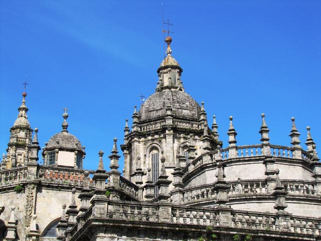 Blick zur grossen Kuppel in der Mitte der Kathedrale. Dort ist der Botafumeiro aufgehängt