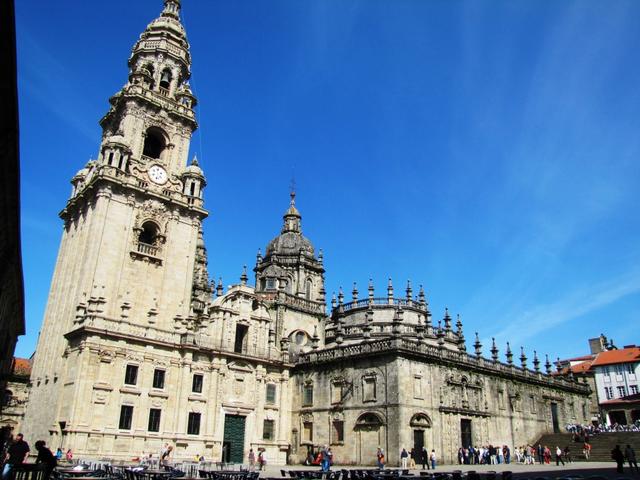 Breitbildfoto der schönen Praza Quintana, mit dem Torre do Reloxo und die Puerta Santa