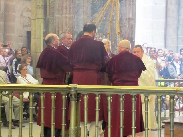 sechs Priester ziehen an dem Seil und setzten so den Botafumeiro in Bewegung