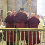 sechs Priester ziehen an dem Seil und setzten so den Botafumeiro in Bewegung