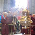 mit einem gekonnten Griff wird der Botafumeiro von einem Priester nach der Messe eingefangen