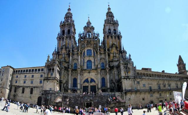 Breitbildfoto der Kathedrale von Santiago de Compostela