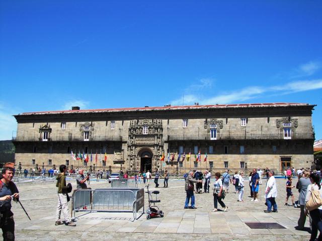 die ehemalige Pilgerherberge Hospital de los Reyes Católicos. Heute ein Luxus Parador Hotel