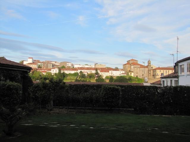 Blick vom Hotelgarten auf Santiago und das Kloster Belvis