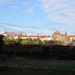 Blick vom Hotelgarten auf Santiago und das Kloster Belvis