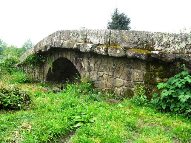 eine schöne alte romanische Brücke kurz nach Ventosa