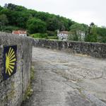 über die gotische Brücke 14. Jh. puente Maceira (galicisch Ponte) überqueren wir den Río Tambre