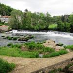 von der Brücke aus bietet sich ein schöner Blick über den Fluss und mehrere restaurierte Mühlen