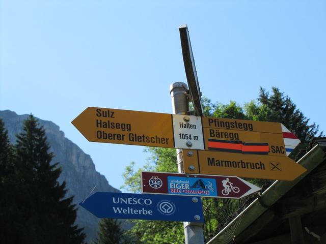 Wegweiser bei Halten 1054 m.ü.M.