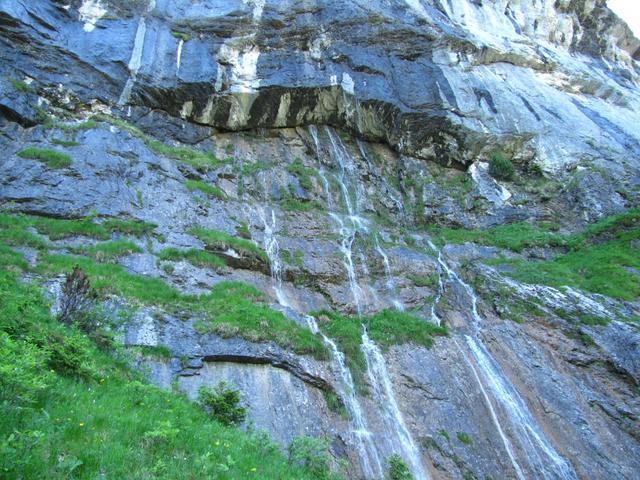 Wasser strömt aus Felsspalten hervor