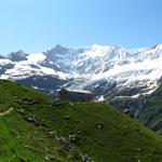 vor uns taucht das Berghaus Bäregg auf