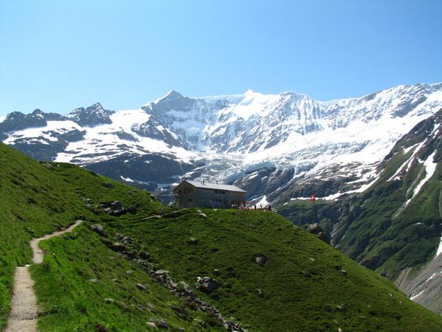 vor uns taucht das Berghaus Bäregg auf