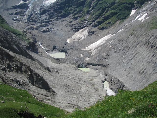 tief unter uns der mit Schutt und Felsen überdeckte Untere Grindelwaldgletscher